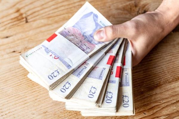他以为他的朋友借给了他现金——然后他的窗户被砸碎了
