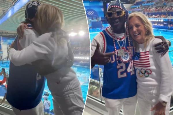 Flavor Flav在美国水球比赛中拥抱Jill Biden