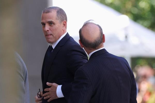 Hunter Biden walks into court