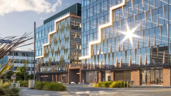 一名新西兰人离开Smales Farm，前往由Mansons TCLM设计的价值5.5亿美元的Wynyard Quarter写字楼