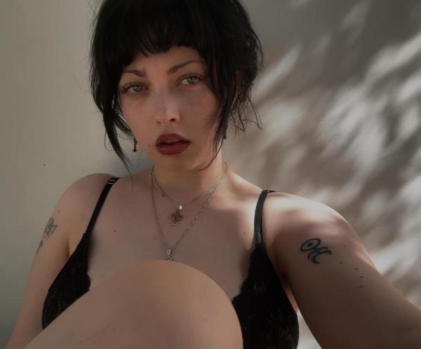 Violet Grohl on social media.