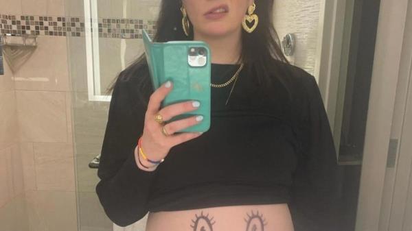 Aisling Bea用搞笑的方式宣布她怀了第一个孩子
