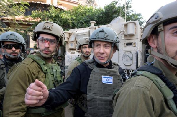 Benjamin Netanyahu and Israeli soldiers