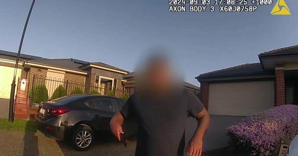 视频记录了一名男子引诱警察回家后刺伤警察的瞬间