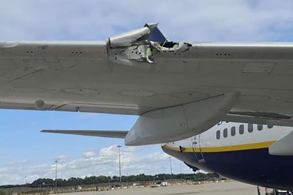 瑞安航空公司一架飞机与机场卡车相撞，司机疲劳驾驶