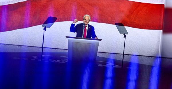 刑满释放的彼得·纳瓦罗在共和党全国代表大会上发表激情演讲
