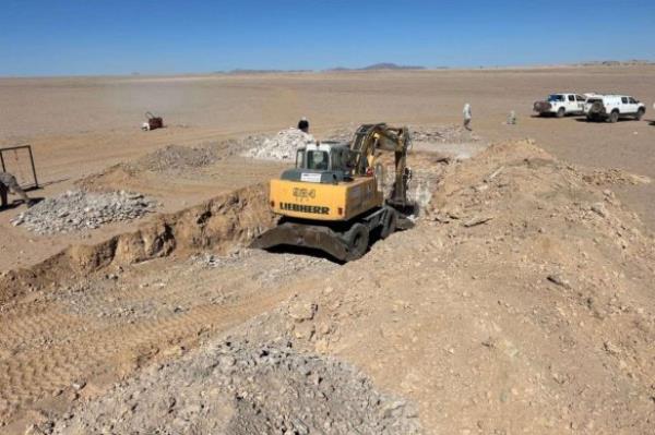 Elevate Uranium’s first test pit being excavated at Koppies for a<em></em>bout six to<em></em>nnes of bulk ore samples.