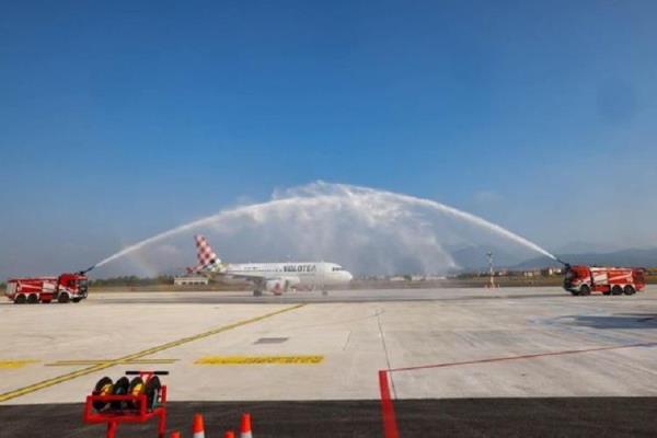 廉价航空公司为意大利新萨莱诺机场揭幕