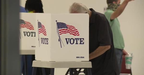 一名男子被指控威胁选举官员，州法官，联邦探员