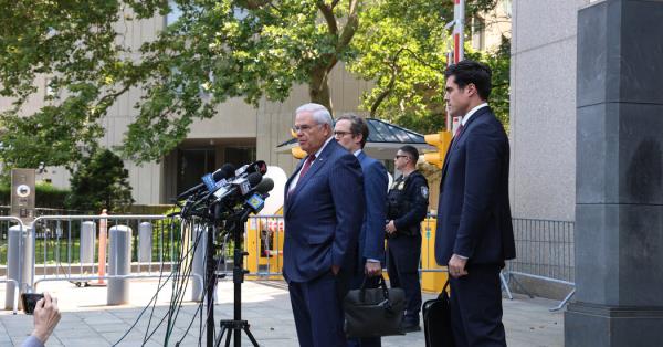 梅内德斯被贴上了重罪犯的标签，他的政治前途正在迅速消失