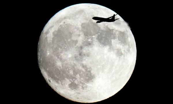 美丽的满月照亮了日本的城市，为你拍摄完美的照片