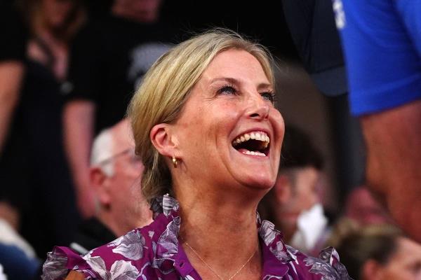 爱丁堡公爵夫人为女子自行车三人组的历史性胜利欢呼