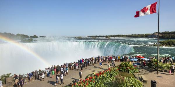 一对夫妇的尼亚加拉瀑布旅游照片背后隐藏着一个令人心碎的故事