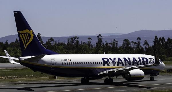 瑞安航空737在雾蒙蒙的跑道上要求进场的A321取消管制员的耳机错误