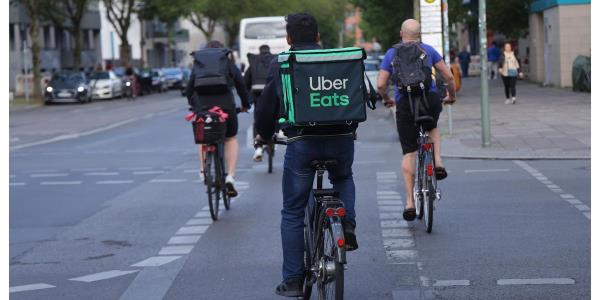 优步外卖司机表示，他在富裕地区等待，尽可能多地赚钱