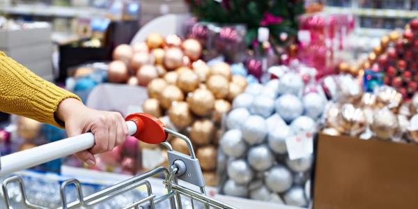 商店已经开始布置圣诞展览，互联网对此感到震惊