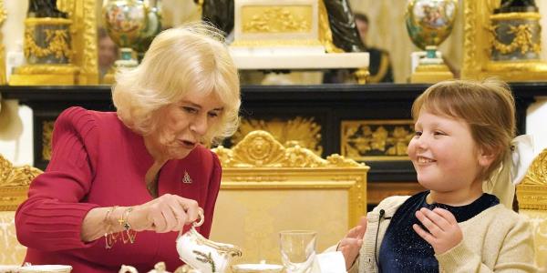 当女王受邀喝茶时，患有脑瘤的女孩为她唱歌