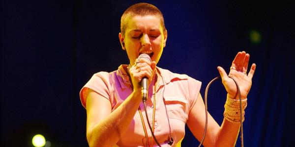 辛尼德·奥康纳去世后，康纳·麦格雷戈带领人们向她致敬