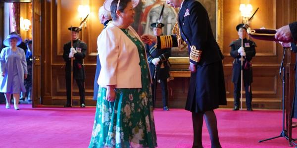 苏格兰工党副领袖在仪式上“谦卑地”接受了夫人身份