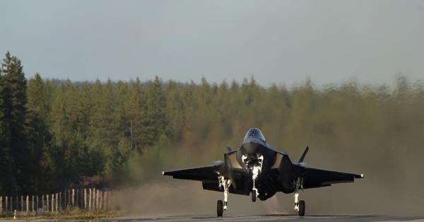 美国f - 35a首次完成欧洲公路着陆