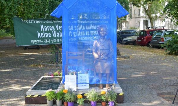 德国“和平雕像”走上两条不同的道路