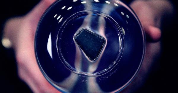 佛罗里达男子归还他在车库拍卖中购买的丢失的美国宇航局月球岩石