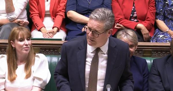 斯塔默庆祝国会议员的多样性，并在担任总理后的首次下议院演讲中向阿博特致敬