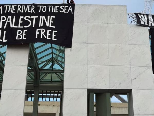 支持巴勒斯坦的抗议者爬上澳大利亚议会的屋顶