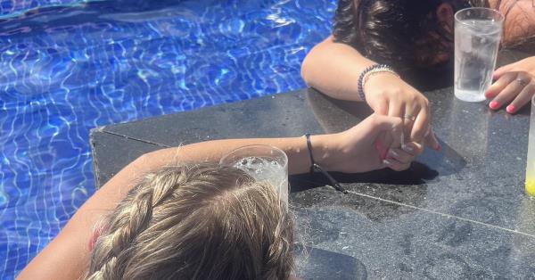 学生们担心自己被下药，梦想之旅变成了假期噩梦