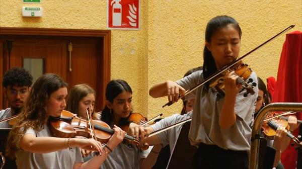 年轻的小提琴家金瑞贤陪同EGO进行夏季巡演