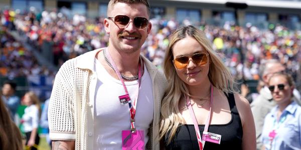 亚当·皮蒂和霍莉·拉姆齐在推特上公开订婚