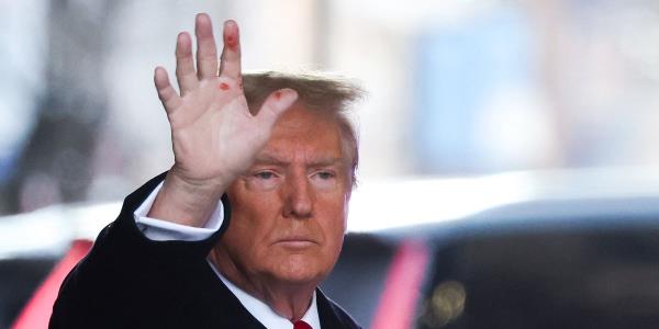 唐纳德·特朗普的神秘红手引发了新的阴谋论