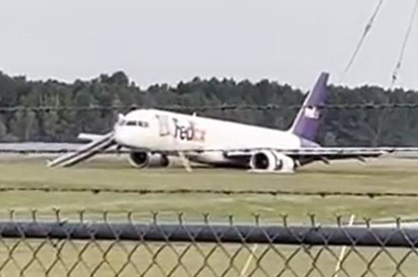 联邦快递757在准备着陆时沿着查塔努加跑道滑行