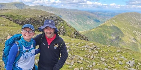 乳腺癌幸存者在48小时内徒步24座山峰，以“珍惜活着的感觉”