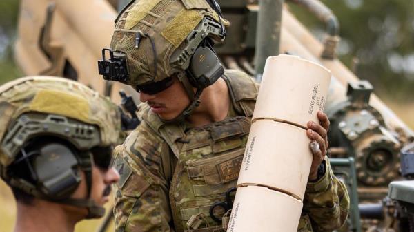 国防部队将招募外国人，以遏制数千人的短缺