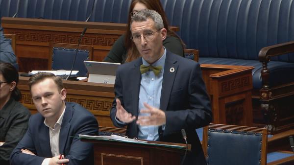 斯托蒙特环境部长安德鲁·缪尔概述了尼厄湖行动计划