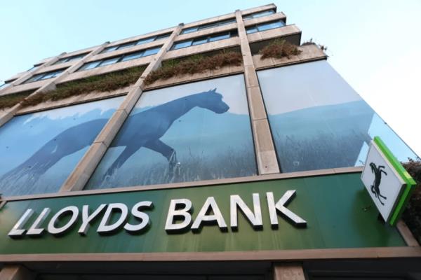 劳埃德银行将用“人民论坛”取代高级员工工会谈判