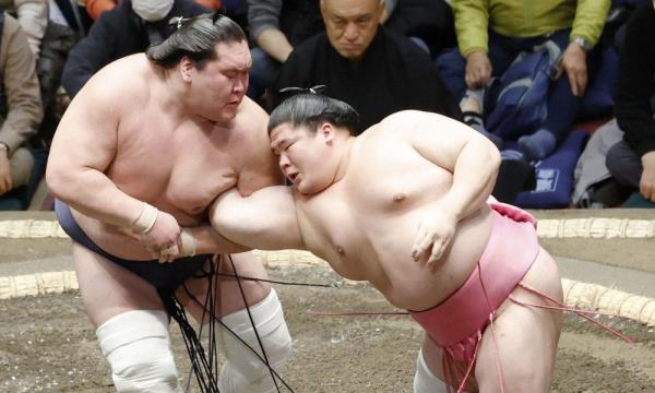 寺富士在新年Basho开幕日凯旋归来