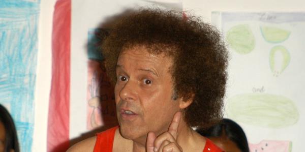 理查德·西蒙斯戴发带了吗？历史让著名健身教练的粉丝们感到困惑