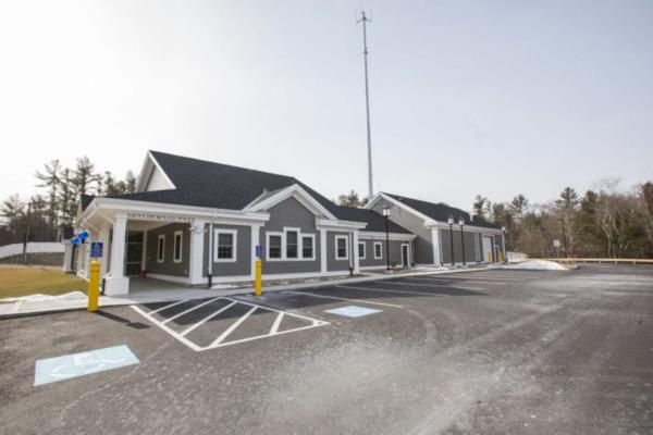 米德尔伯勒女子面临20项虐待动物指控；警方说，他把狗放在家里的板条箱里