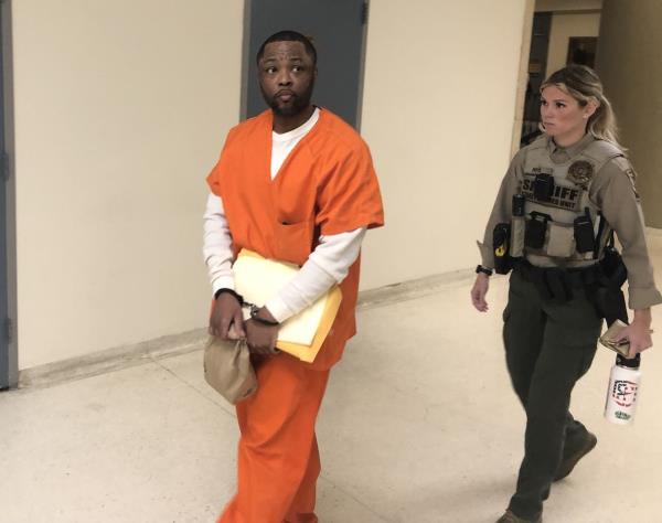 犯罪嫌疑人在庭审证词中承认杀害亨茨维尔警察：“我非常抱歉”