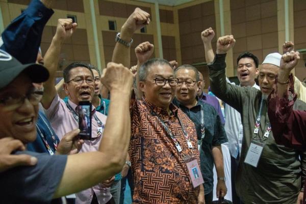 被困在贝尔萨图的四名叛逃者似乎陷入了政治困境