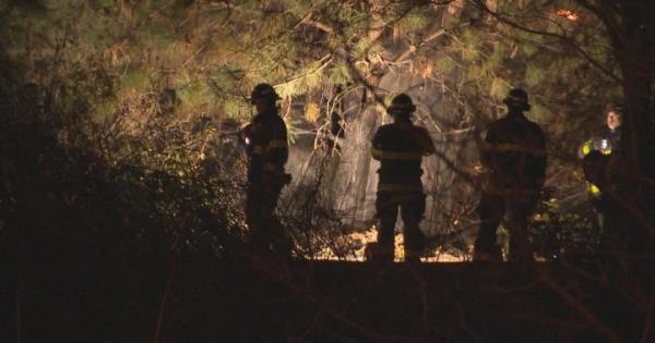 晚上基洛纳市中心的草地火灾可疑