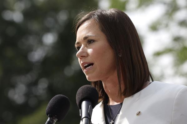 凯蒂·布里特(Katie Britt)会在参议院衣帽间监视阿拉巴马州和路易斯安那州的比赛，以使拨款法案获得通过