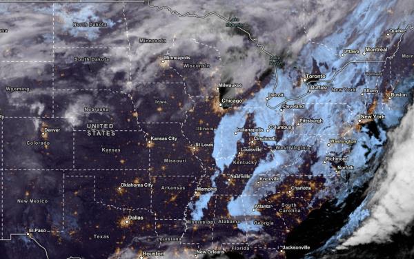 由于冬季风暴和北极空气，芝加哥、底特律和中西部地区将出现大雪