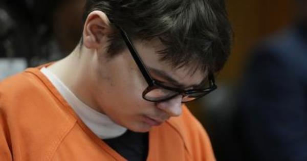 密歇根青少年因袭击牛津高中被判终身监禁，此前他发表了痛苦的声明：“我做了可怕的事情”