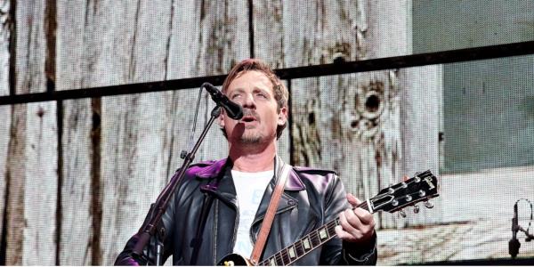 这位古怪的歌手为重返舞台取了一个新名字：买他演出的票