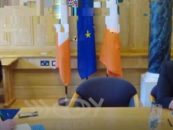 爱尔兰总理里奥·瓦拉德卡在亲克里姆林宫的俄罗斯“喜剧演员”沃万和雷克萨斯假扮成非洲外交官的电话中“恶作剧”