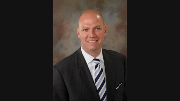 胡佛市议会主席约翰·利达称开发商是“众所周知的重罪犯”，差点被赶下台