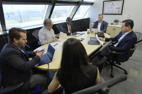 诉讼称，与阿拉巴马州政治特工有关联的佛罗里达州首席执行官出售能源股赚了数百万美元